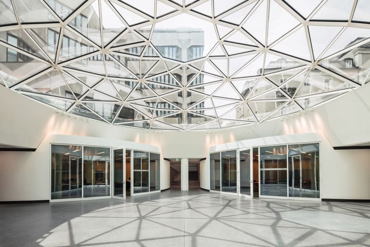Lichtdurchflutetes Atrium im Bürogebäude Süd 3 mit geometrischem Glasdach